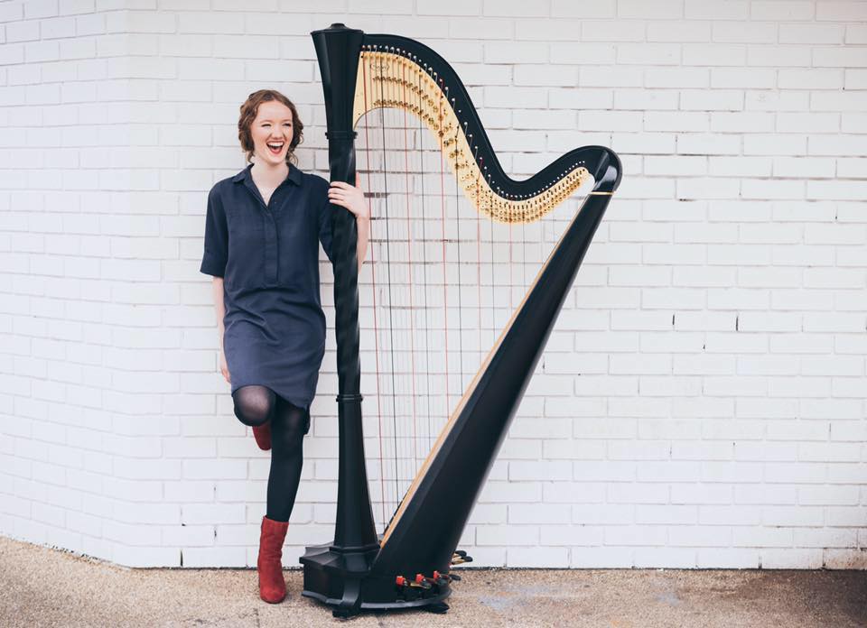 皇家豎琴演奏家阿麗絲．休斯。（圖／翻攝自FB@Alis Huws-Harpist）